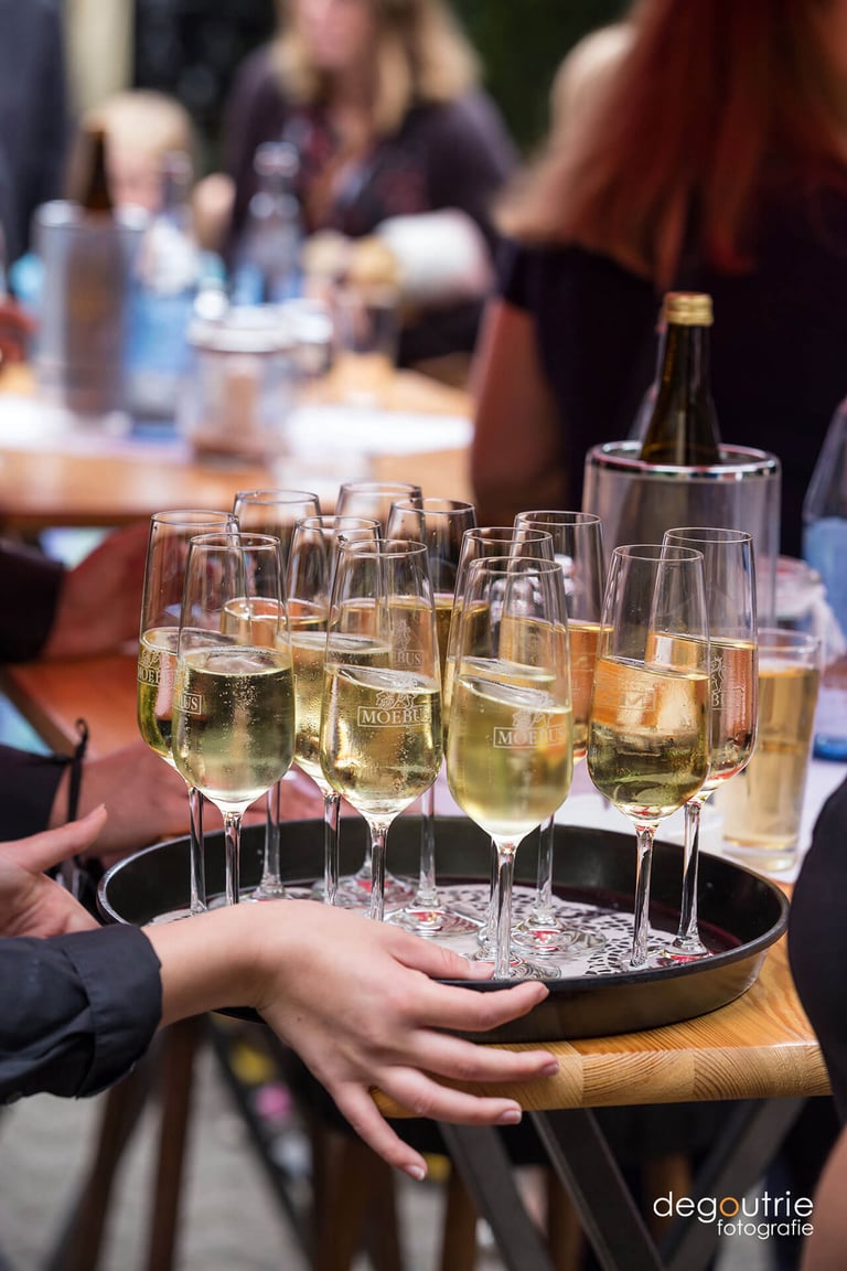 Hochzeitsreportage Sekt für die Gäste