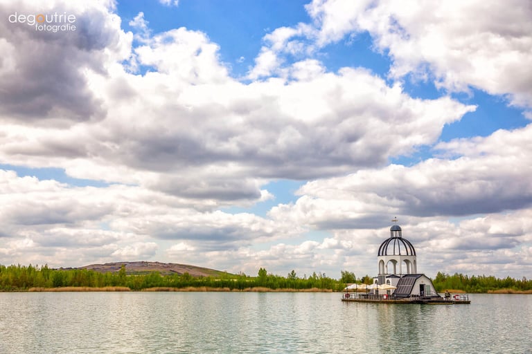 Kreative Hochzeit in schwimmender Kirche auf einem See Vineta Störmthaler See