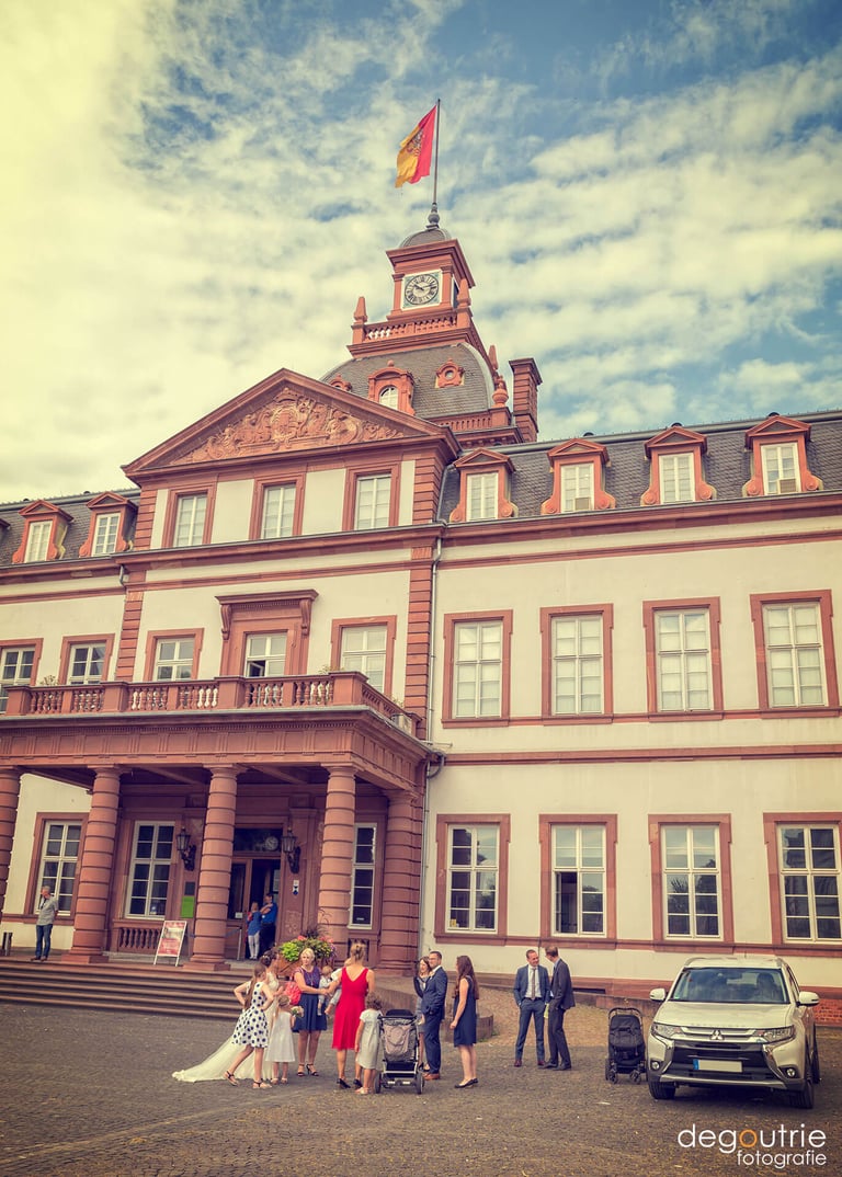 Hochzeit Philippsruhe Hanau Standesamt Schloss von außen mit den Gästen