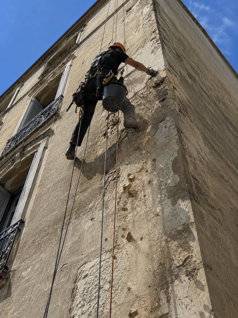 Purge de façade par cordiste à Montpellier