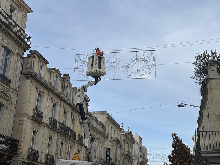 Pose d'une guirlande lumineuse dans l'Hérault
