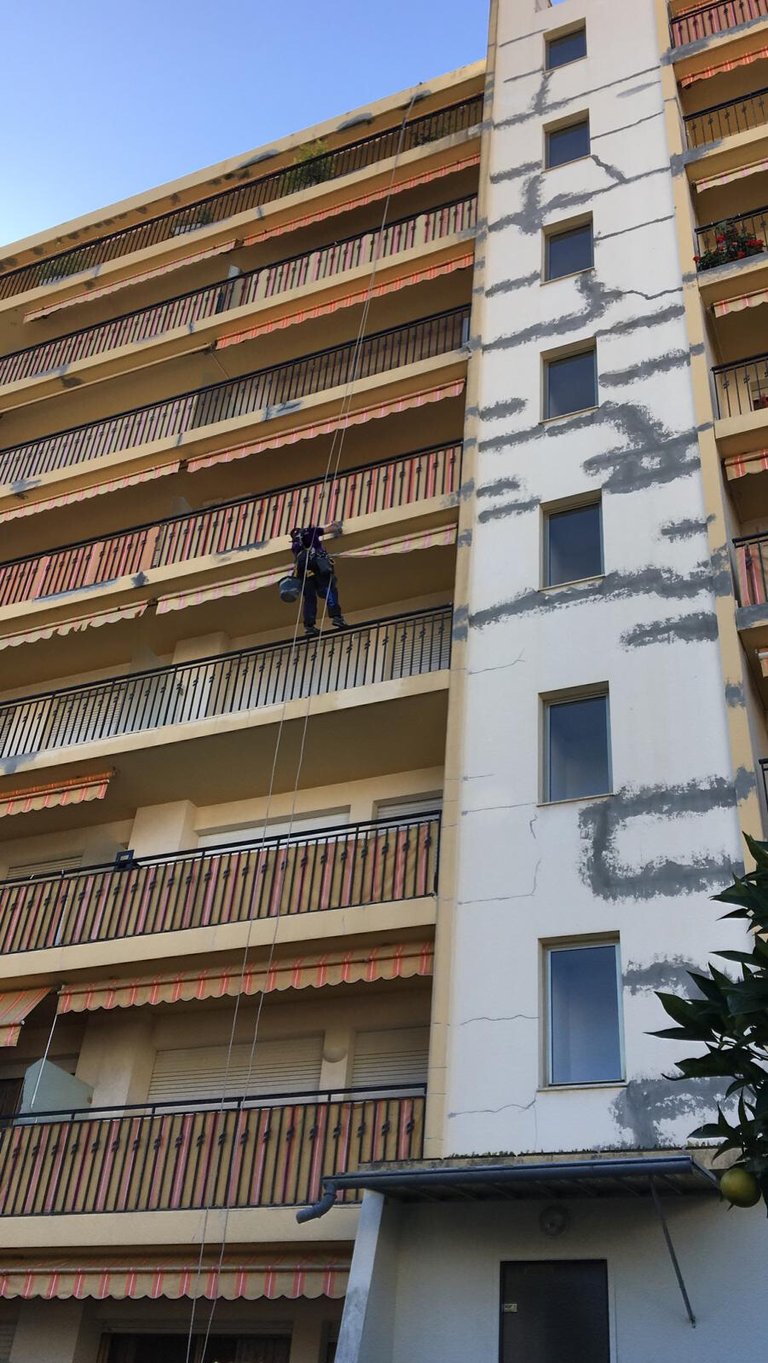 Réparation de fissures sur façade par cordiste à Montpellier