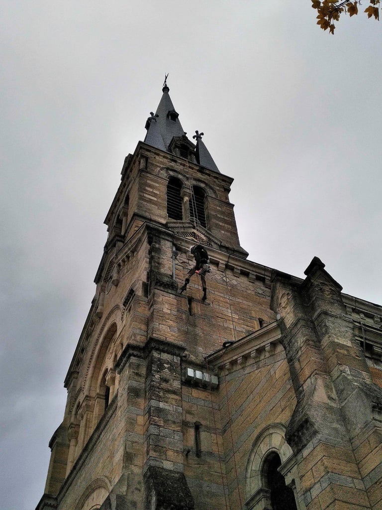 Intervention cordistes sur une église en Occitanie 