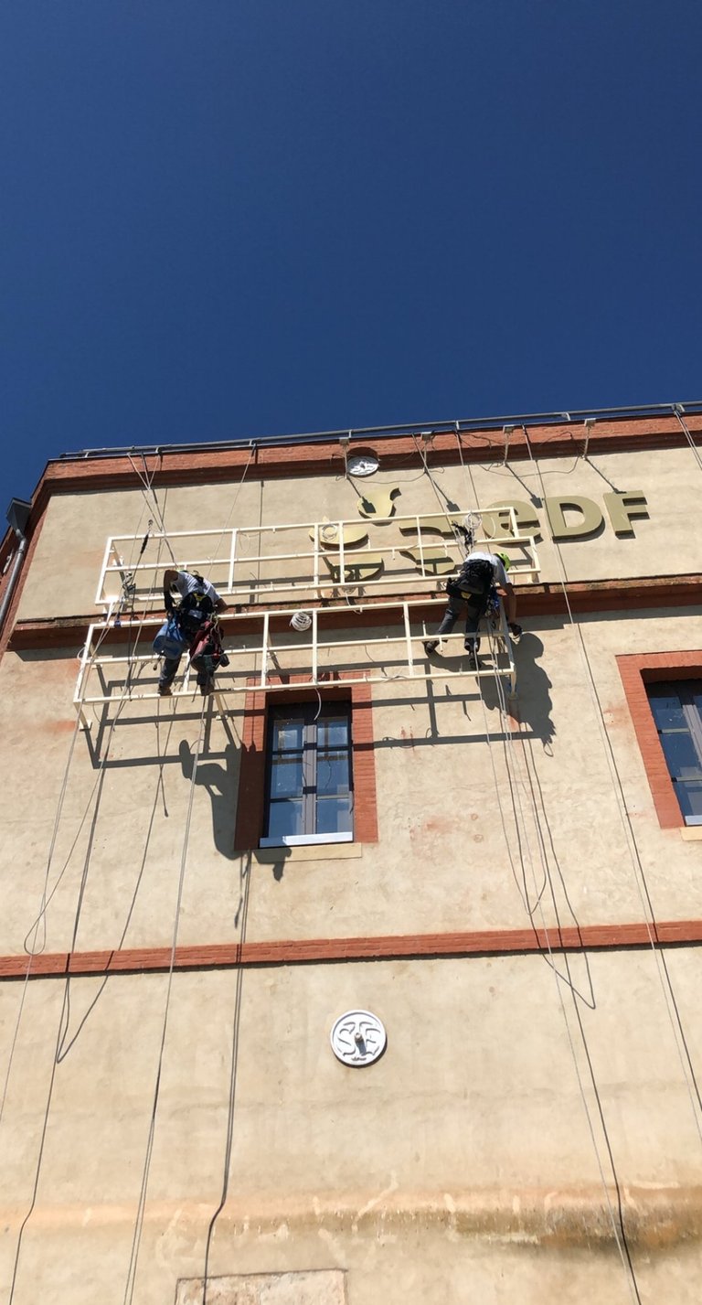 Installation d'un support métallique sur bâtiment industriel à Toulouse