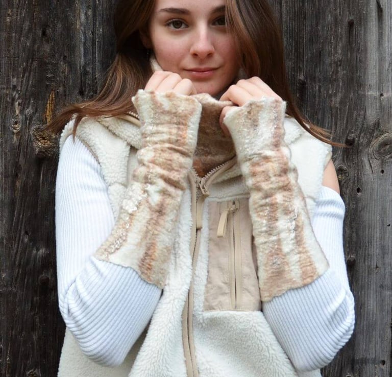 Mitaines beiges en laine feutrée à la main 