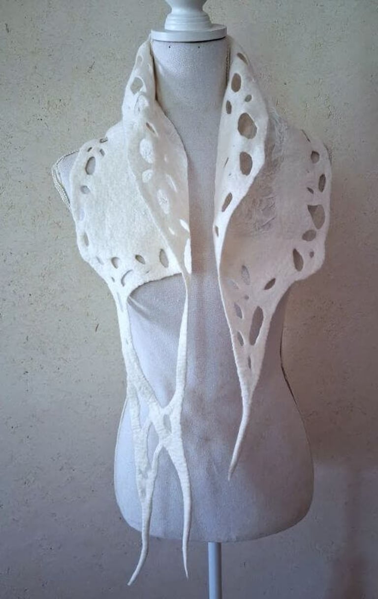 écharpe blanche ajourée en laine et soie feutré à la main