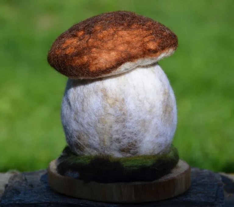 champignon cèpe en laine feutrée à l'aiguille