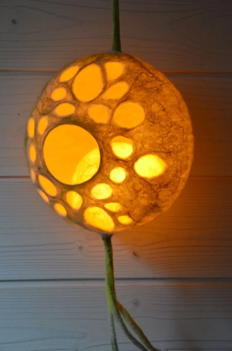 Luminaire organique rond ajouré dans les tons beiges et verts feutré à la main