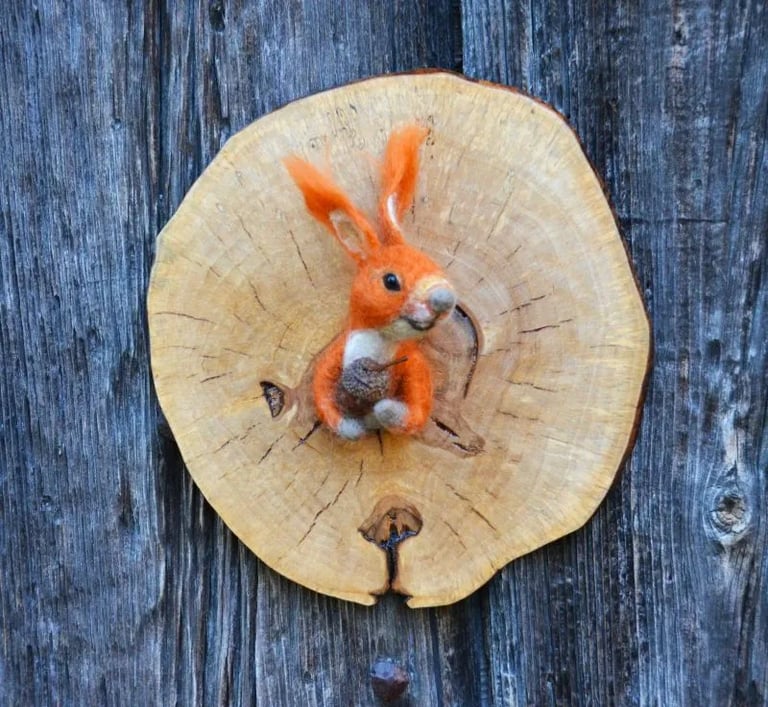 Tableau 3D écureuil roux feutré sur rondelle de bois vernis