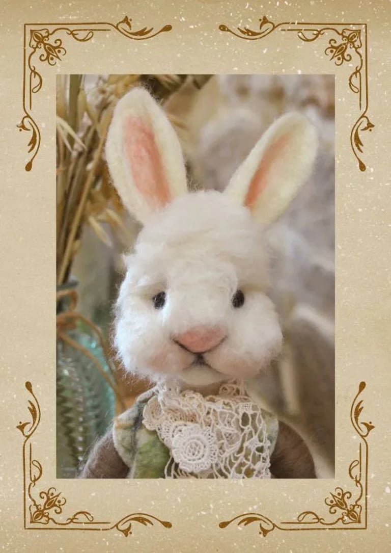 Lapin blanc en laine feutrée à l'aiguille