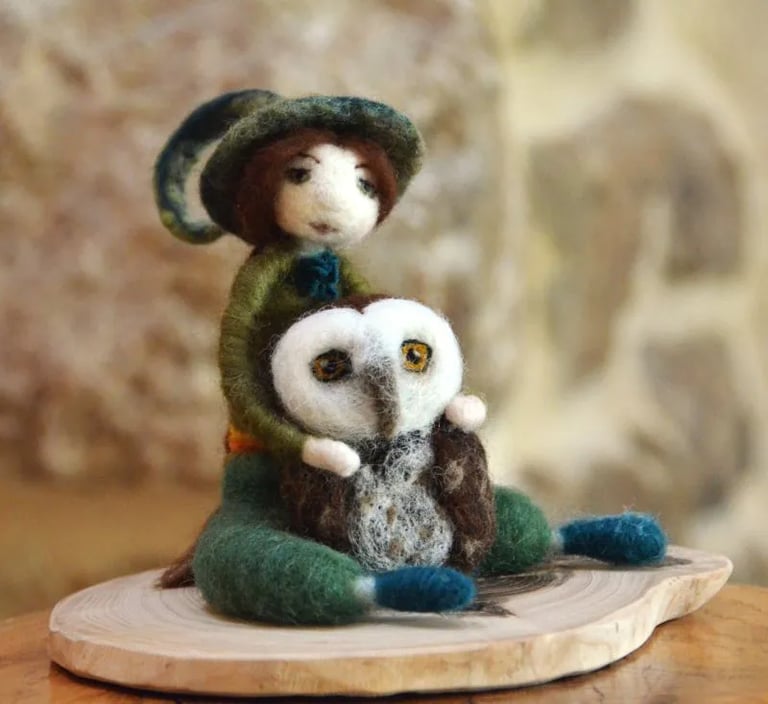 Lutine et son doudou chouette en laine feutrée à l'aiguille