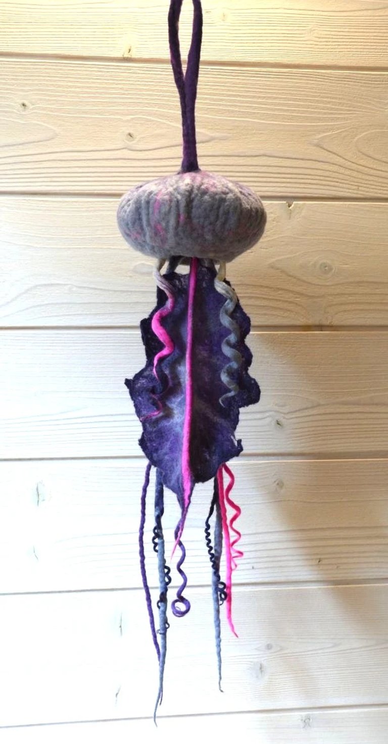 Décoration méduse en laine feutrée à la main 