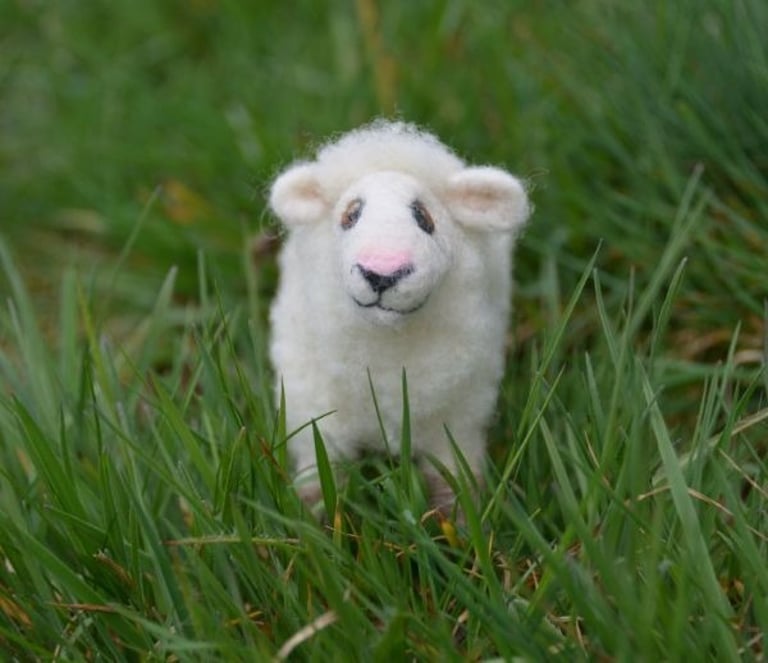 Mouton en laine feutrée à l'aiguille