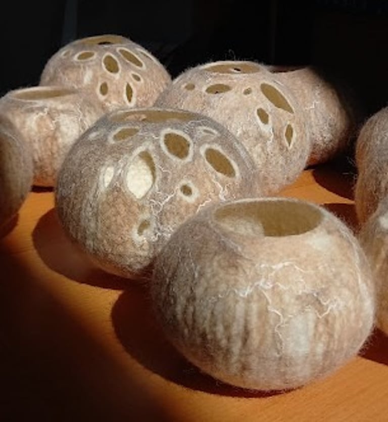 Photophores dans les tons beiges marbrés en laine feutrée à la main Leds incluses