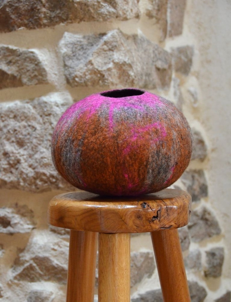 Pot décoration en laine feutrée à la main dans les ton gris roses orangés