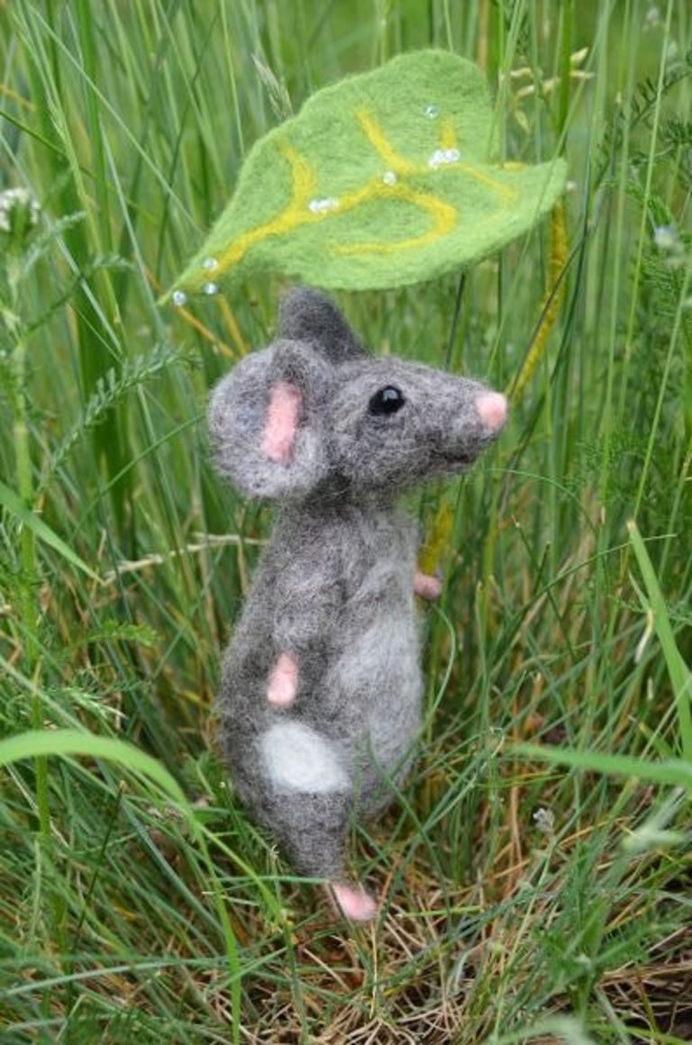 Souris grise et son parapluie feuille  en laine feutrée à l'aiguille
