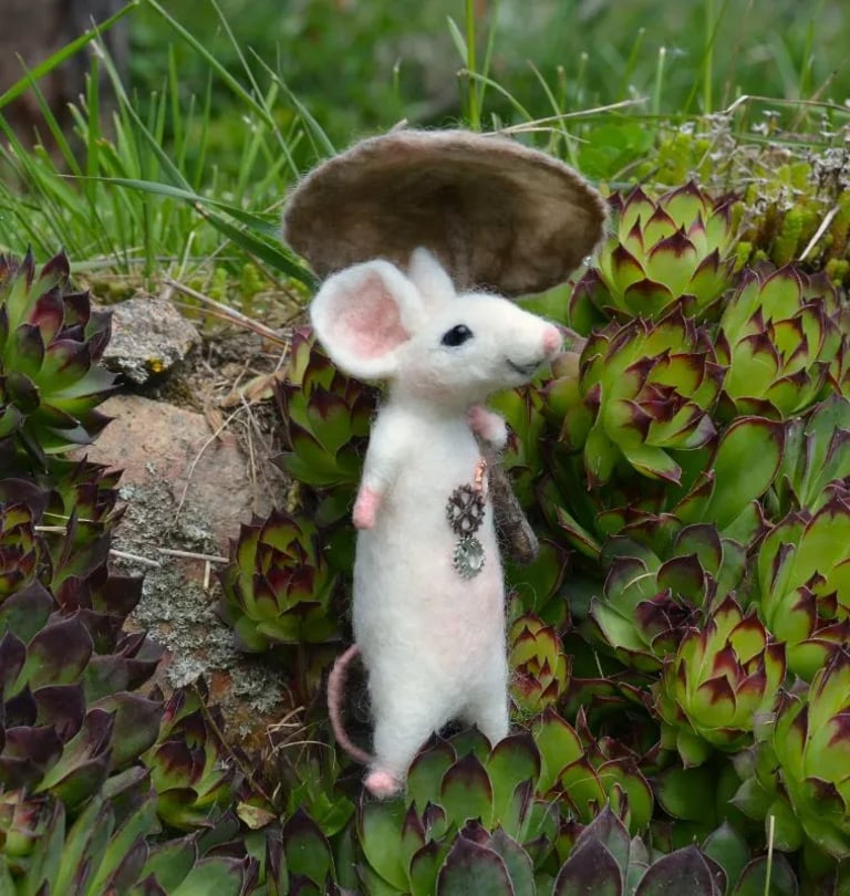 Souris blanche Steam Punk et son parapluie champignon en laine feutrée à l'aiguille 