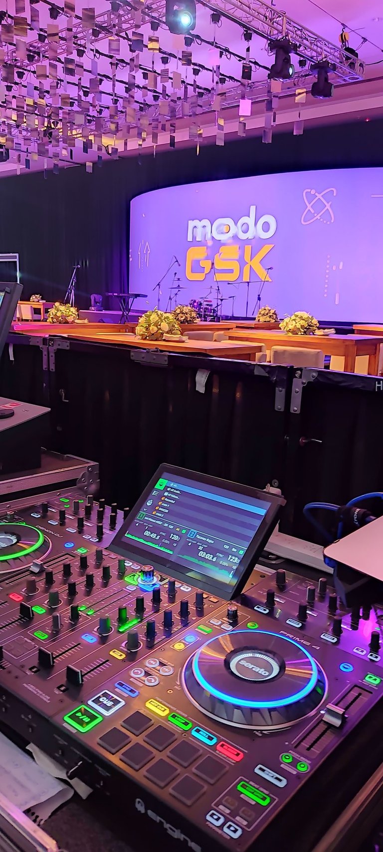 pantalla de led preparada para una fiesta de casamiento