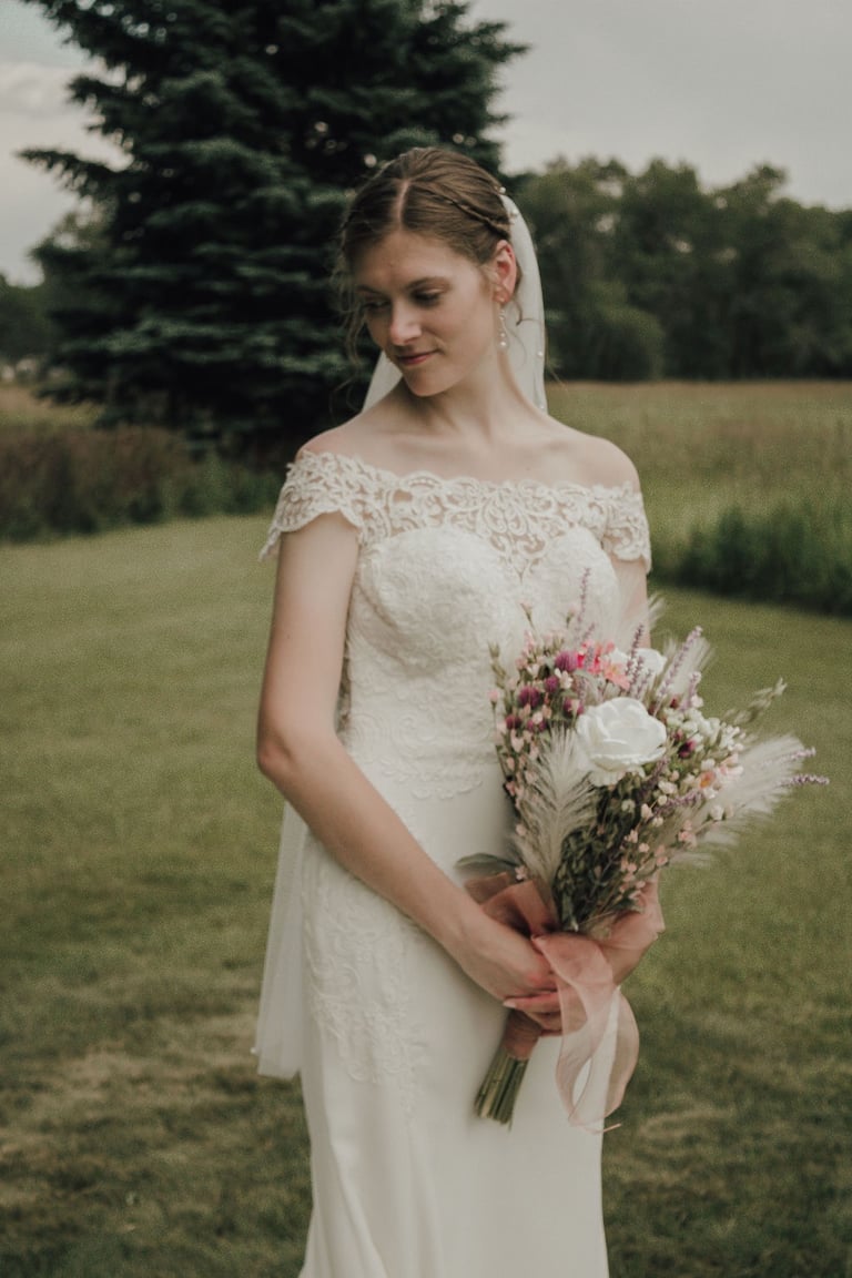 bridal portrait, lace dress, bridal bouquet