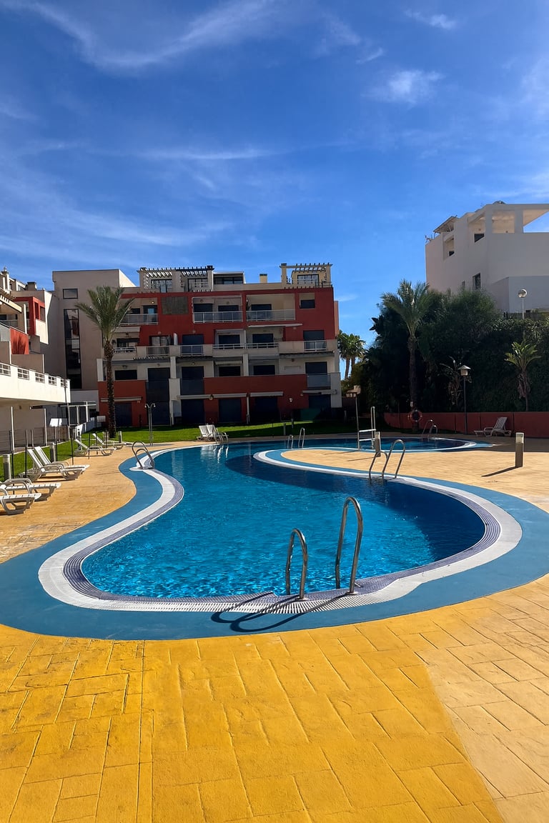 Piscina y jardines