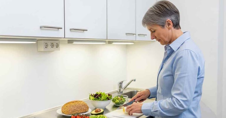 pesoa preparando refeição leve em ambiente de cozinha clínica, iluminação branca suave, fotografia realista.