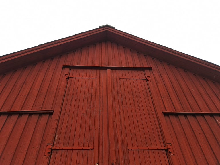 peinture suedoise sur grange de stockage agricole rouge 
