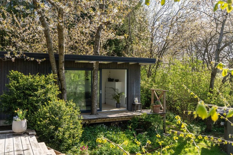 Un chalet en bois avec une peinture naturelle suédoise mi saturante 