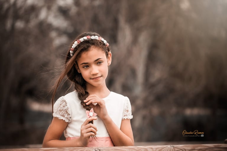 niña de comunión acariciando su trenza