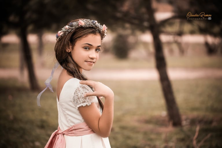 niña primera comunión con diadema de flores