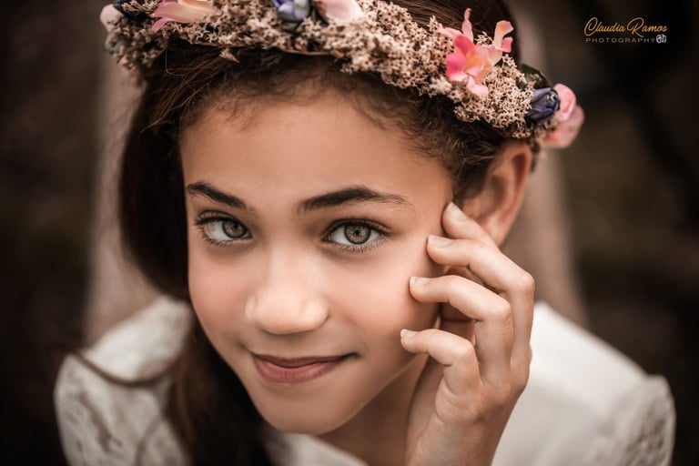 niña mirando con diadema de flores
