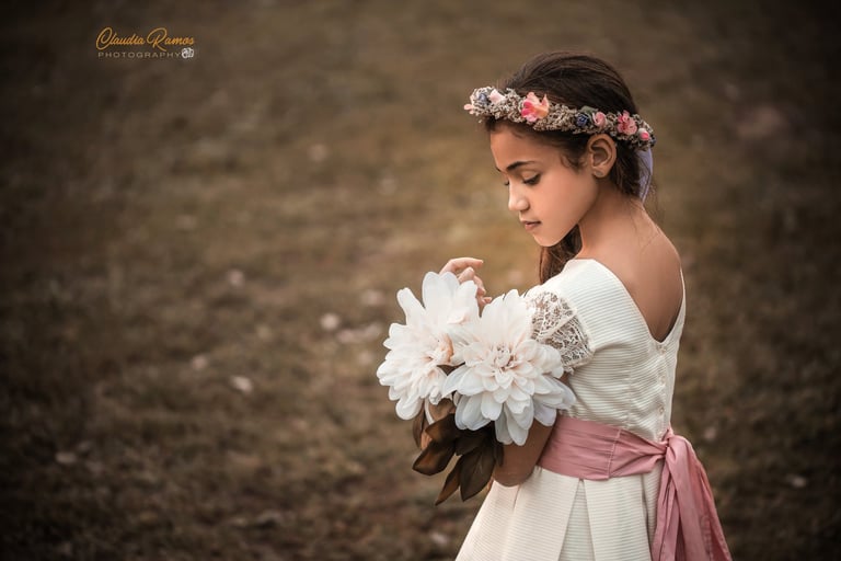 niña primera comunión con flores