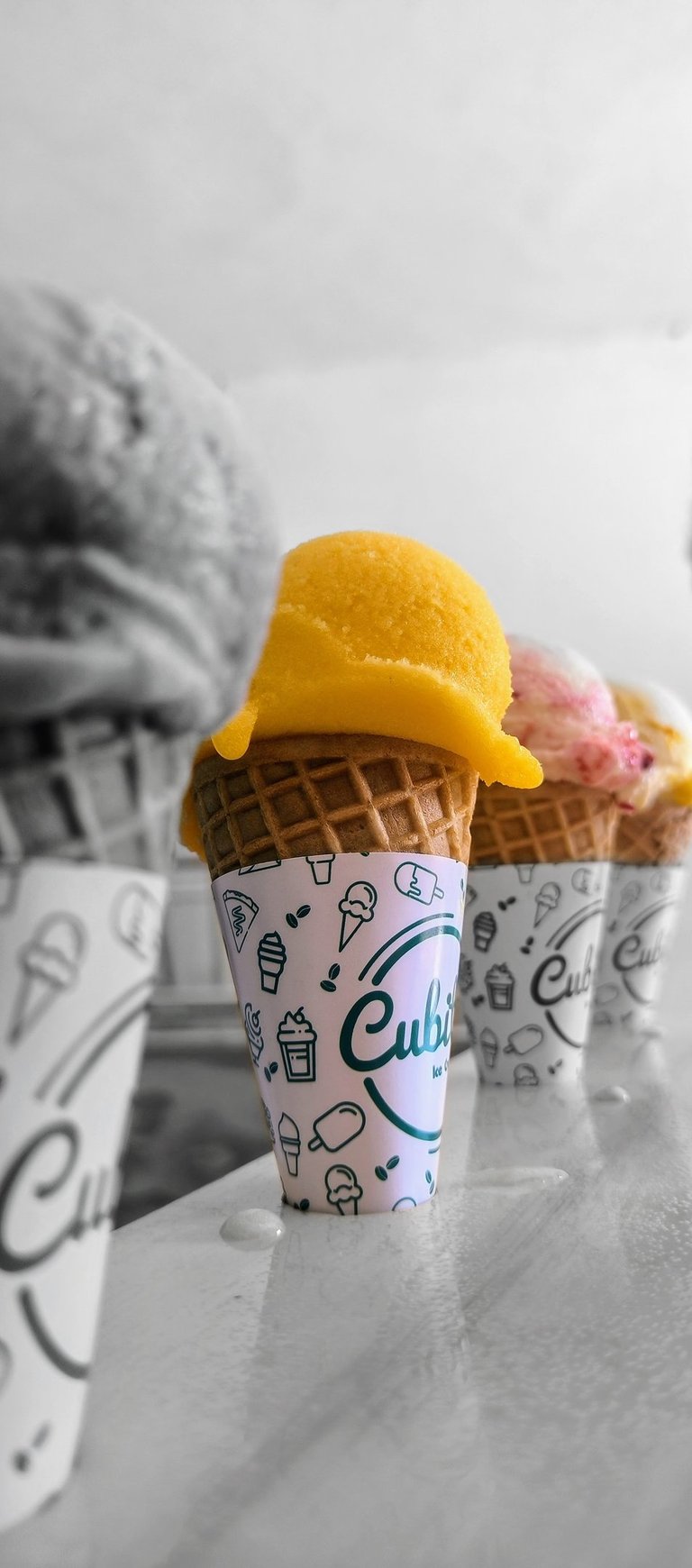 Nieve de mango en barquillo