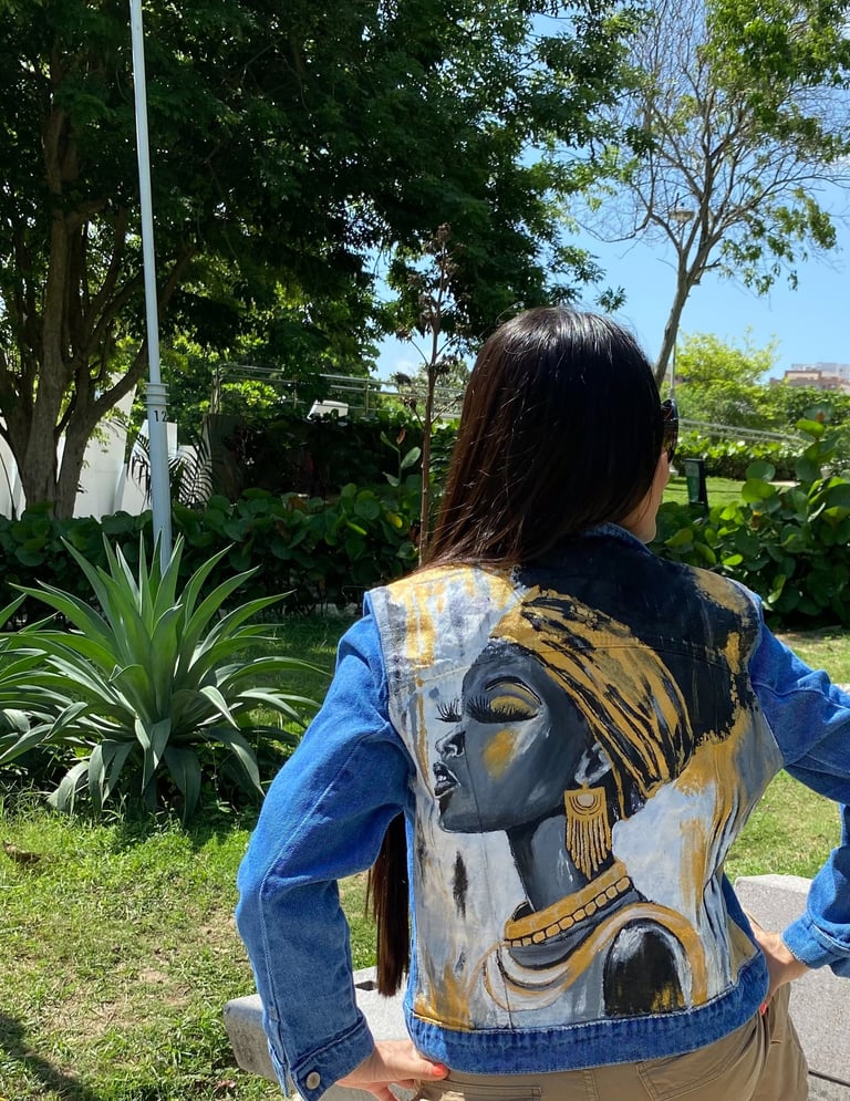 Chaqueta pintada a mano con estilo urbano, color dorado y retrato