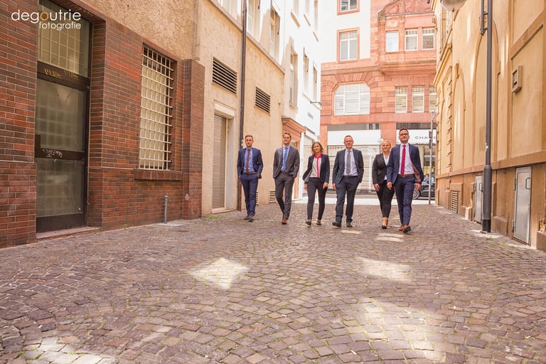 Dynamisches Gruppenfoto in Frankfurt mit tollem Charme.
