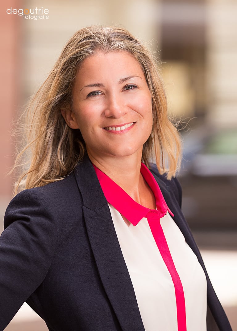 Professionelles Outdoor Business Portrait der Geschäftsführerin in einer Seitenstraße in Frankfurt.