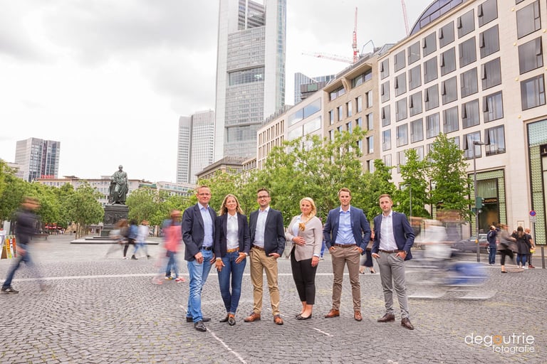 Gruppenfoto in Frankfurt mit dynamischen Hintergrund.