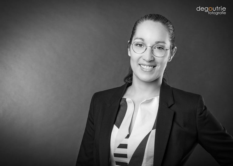 Professionelles Bewerbungsfoto mit top Beleuchtung in schwarzweiß.