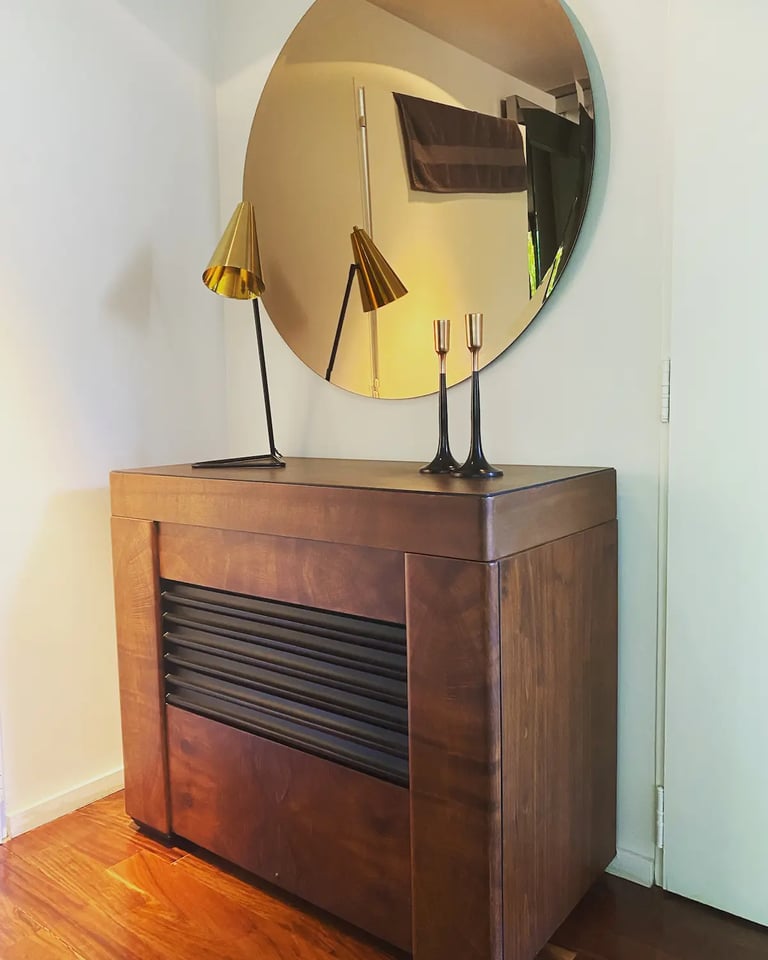 Espejos y lámparas curados por Basenses para dar un toque especial a un ambiente único.
