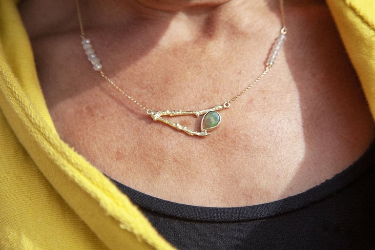 Collar artesanal con diseño de ramas en oro y Opalo, elaborado en detalles únicos para un estilo natural