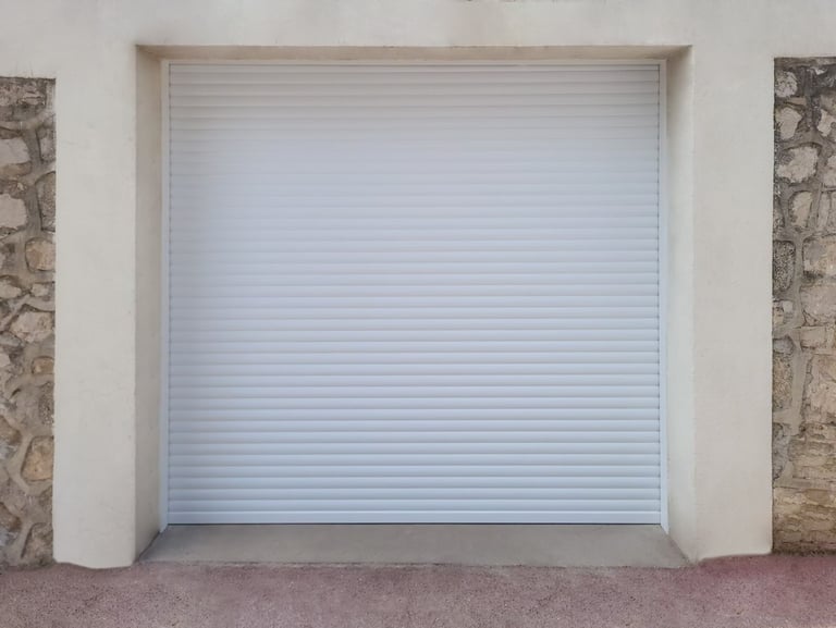 Entreprise du bâtiment à Toulon, installation de fenêtres et portes sur mesure.