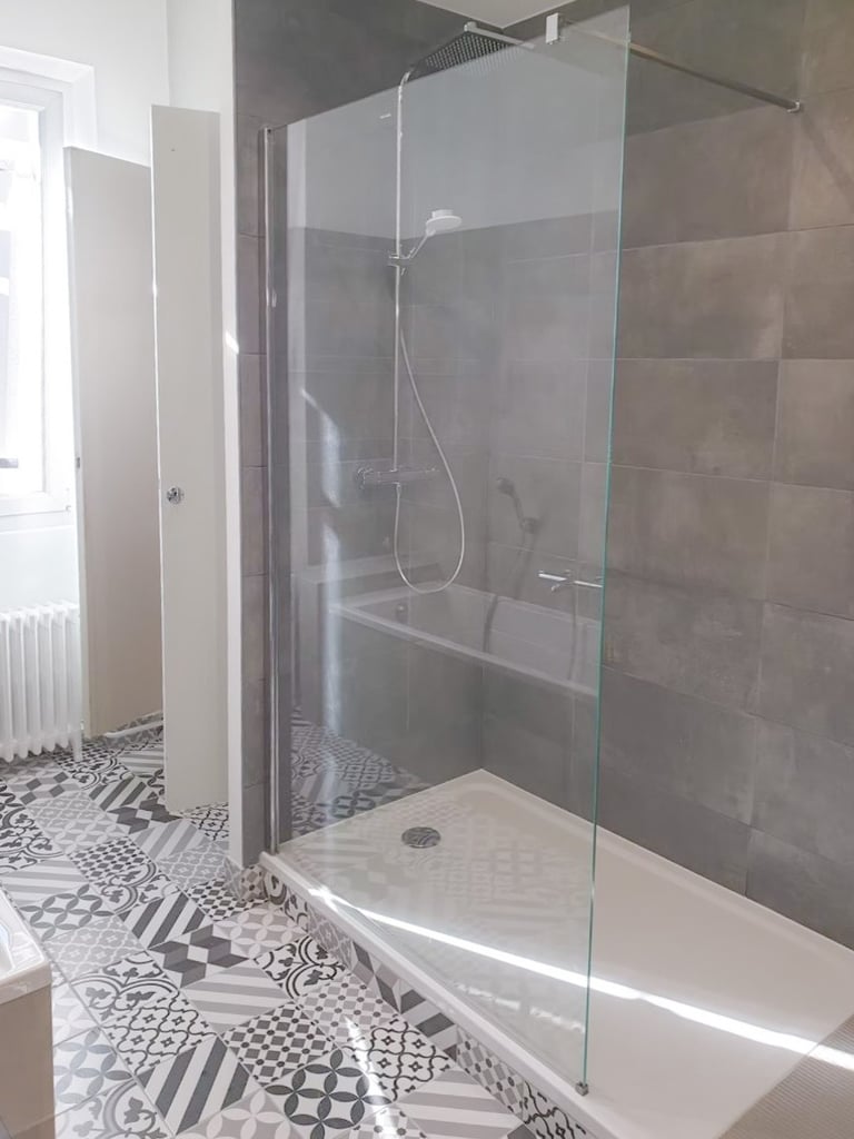 Aménagement de salle de bain avec plan vasque en pierre naturelle à Toulon