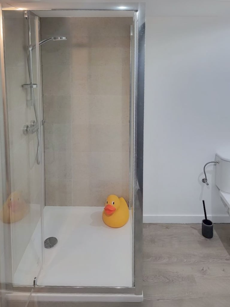 Rénovation d'un studio à Toulon avec aménagement moderne.