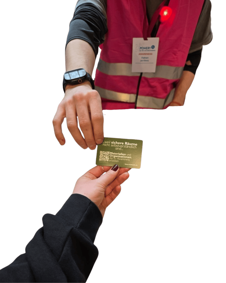 Person in pinker Awareness-Weste gibt einer anderen Person eine Karte