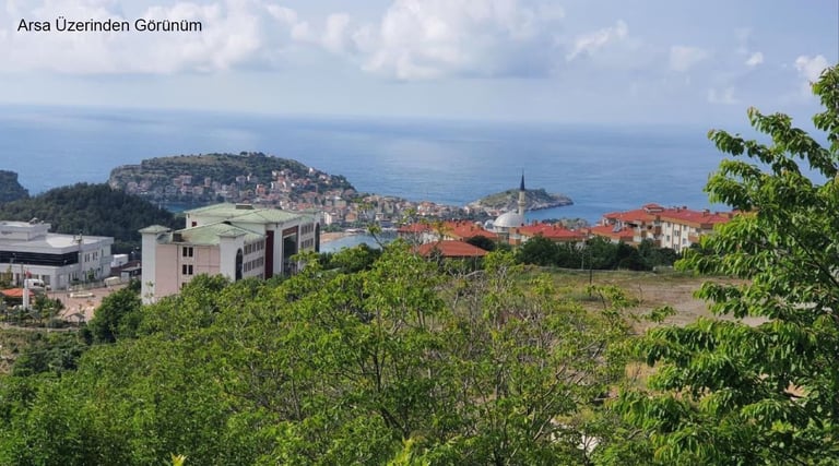 Amasra'da gerçekleşmesi planlanan Blue Amasra adındaki bir toplu konut projesinin arsa üzerinden görüntüsü.