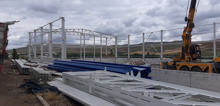  Kırşehir’de bulunan bir döküm fabrikasının ek binasının inşaat süreçleri.