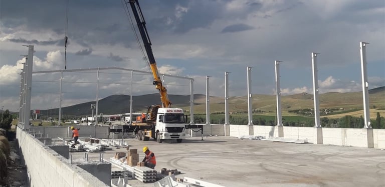 Kırşehir’de bulunan bir döküm fabrikasının ek binasının inşaat süreçleri.