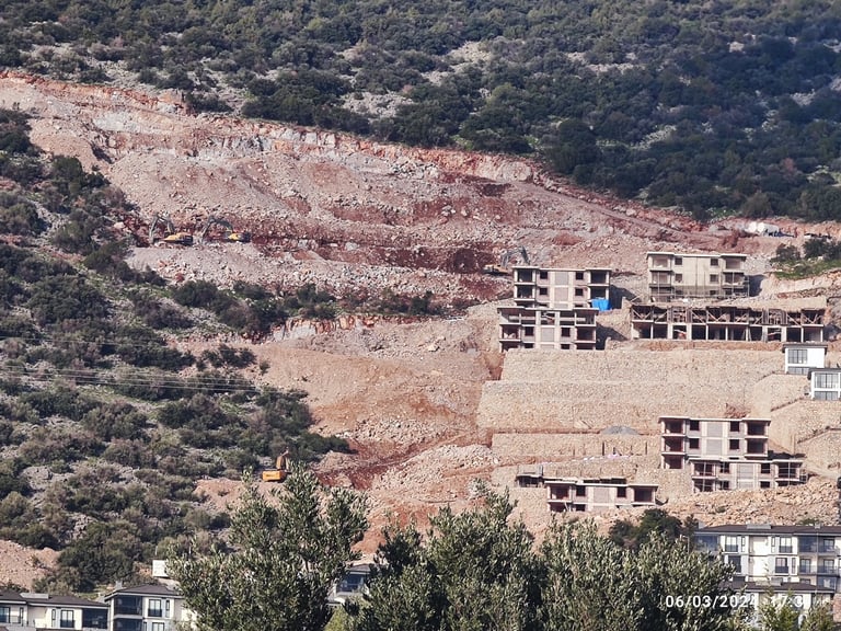 Aydın'ın Didim ilçesinde manzarasıyla öne çıkan, müstakil villaların bulunduğu inşaat projesi.