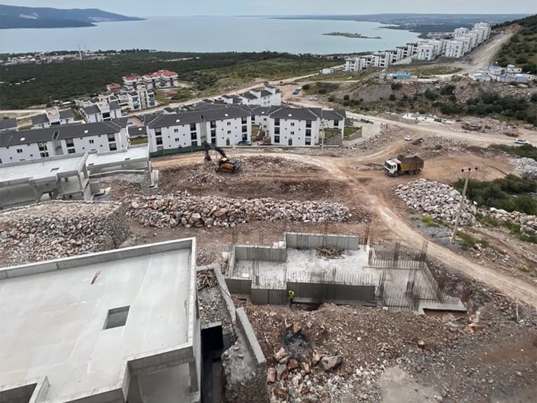 Aydın'ın Didim ilçesinde manzarasıyla öne çıkan, müstakil villaların bulunduğu inşaat projesi.