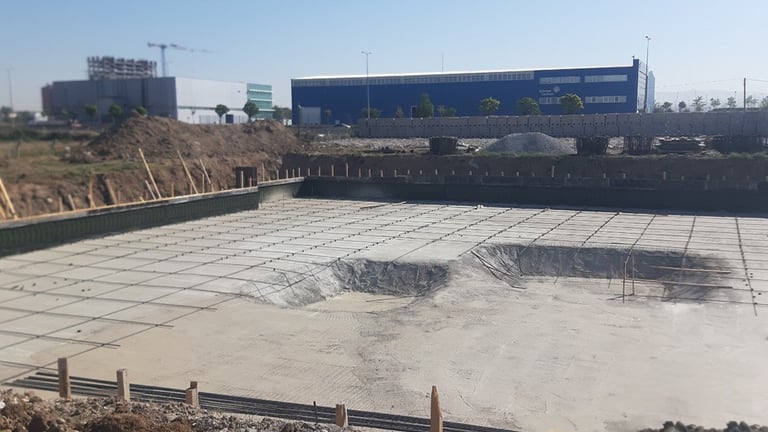 Ankara Esenboğa Havalimanı'nın yakınında; çok katlı, yüksek bir binadan oluşan inşaat projesi.