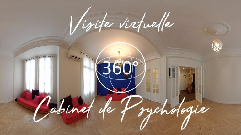 Espace d’accueil avec comptoir en bois et mur texturé – Cabinet de psychologie rénové à Toulon.